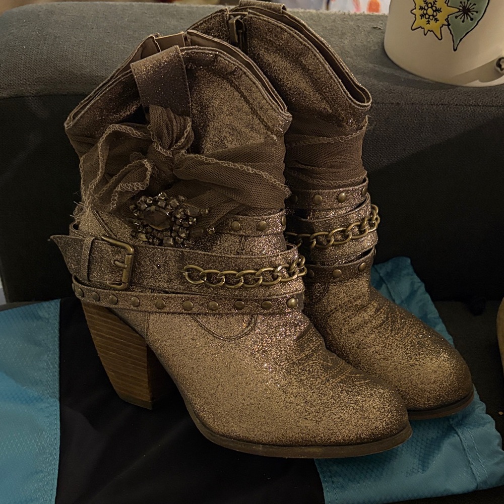Elegant glittery Ankle Boots